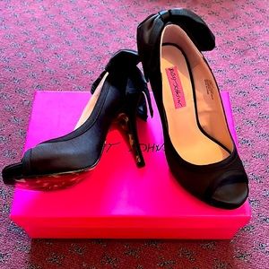 Brand new 6.5 peep toe black pumps w/ bow Betsey Johnson